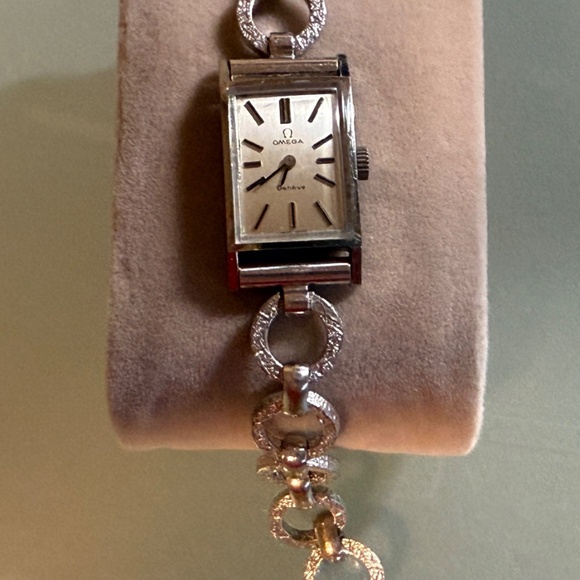 Omega Genève Tank Watch. White gold case. Collectors vintage piece from 1960’s. - Picture 2 of 9